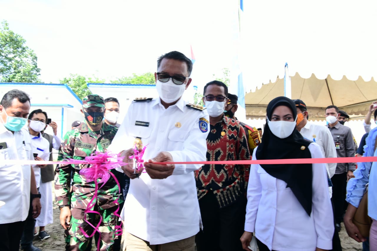 Gubernur Sulsel Nurdin Abdullah menyerakan 50 rumah huniat tetap kepada korban banjir di Masamba, Luwu Utara, Rabu 30 Desember 2020. (Ist)