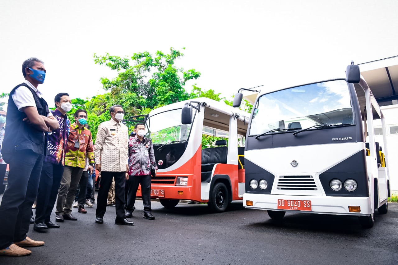 Gubernur Sulsel Nurdin Abdullah saat menerima bantuan hibah ambulance dan Damkar dari Jepang, Jumat 5 Februari 2021. (Ist)