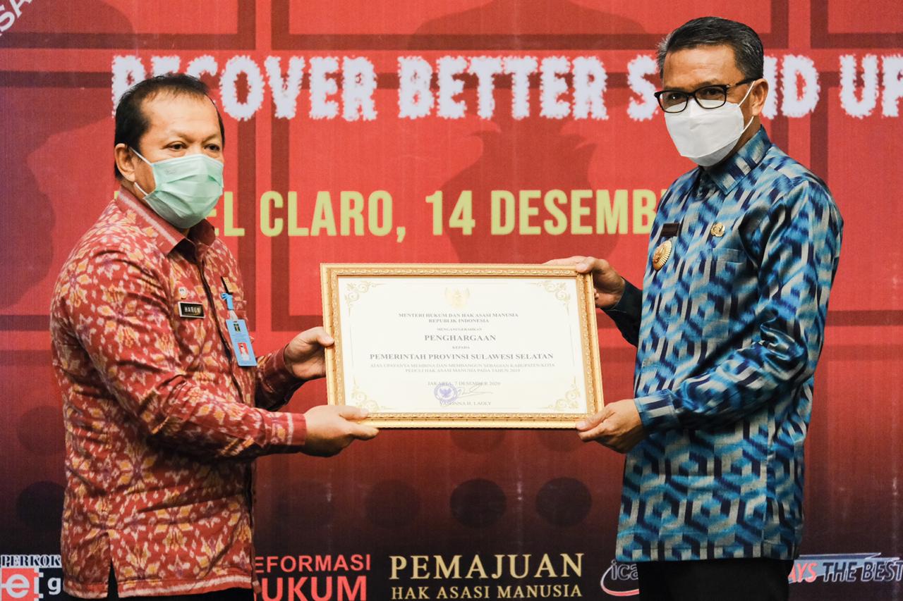 Gubernur Sulsel menerima penghargaan dari Kemenkumham atas keberhasilan membina kabupaten dan kota di Sulsel, Senin 14 Desember 2020. (Ist)