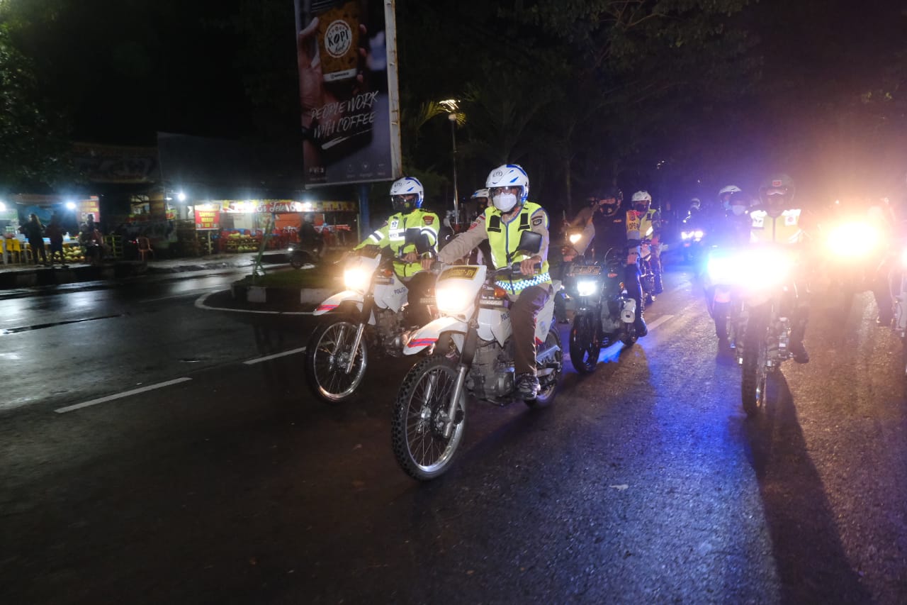 Gubernur Sulsel menggunakan kendaraan roda dua memantau malam tahun baru. (Ist)