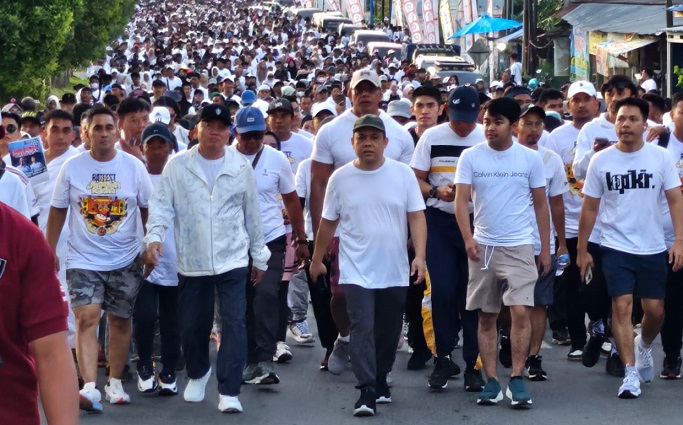 Haji Isam memimpin jalan santai Batfest 2023 yang diikuti 50 ribu perseta akhir Desember lalu. (Ist)