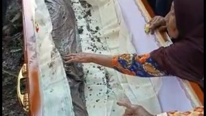 Hendak memindahkan kuburan, warga di Jeneponto kaget, jenasah tinggal kain kafan. (Ist)