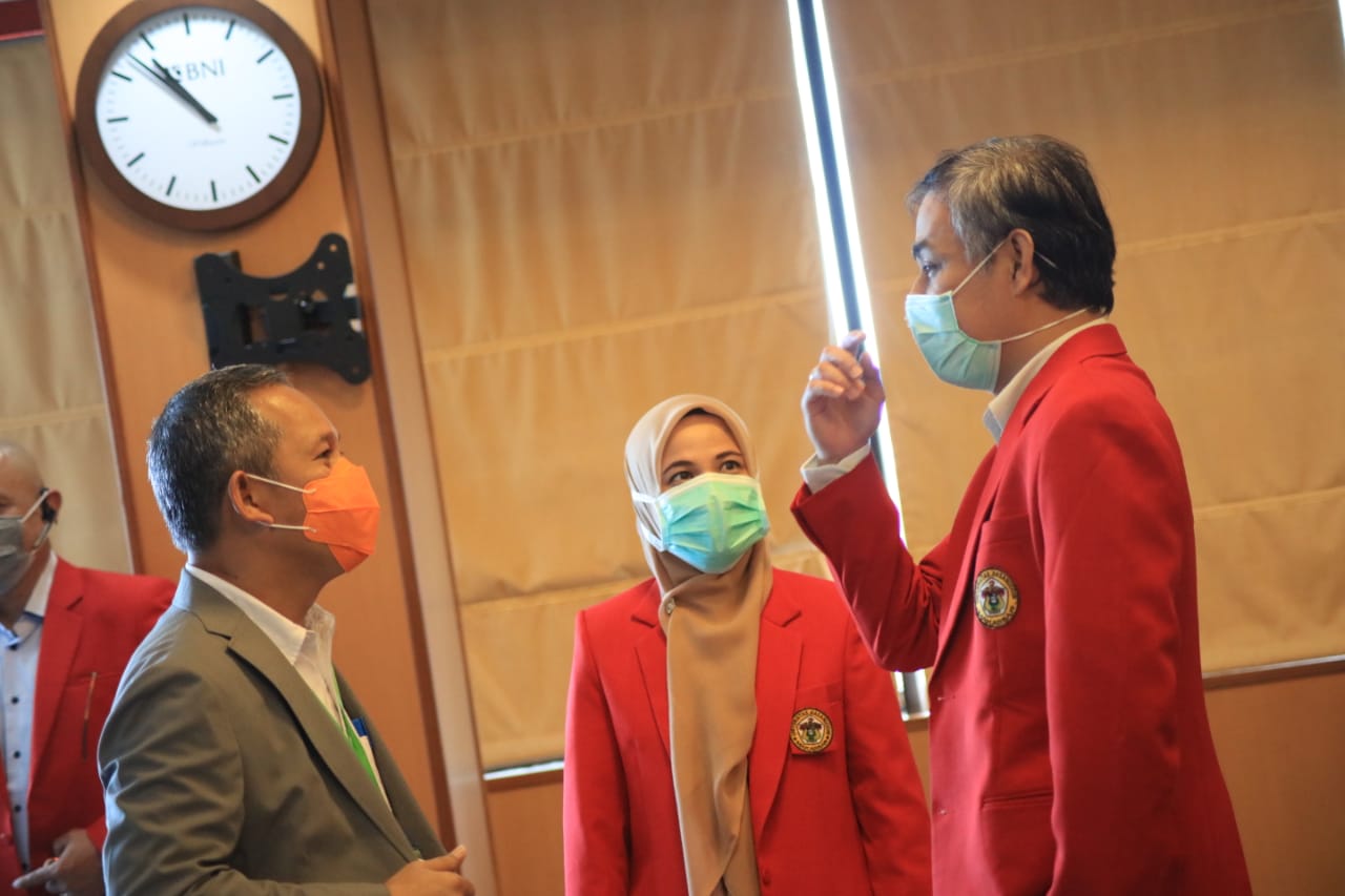 Rektor Unhas Prof Dwia Aries Tina Pulubuhu menyampaikan dukungannya kepada Prof Yusran Yusuf sebagai Walikota Makassar saat melantik pejabat tugas tambahan dan pejabat struktural dalam lingkungan Universitas Hasanuddin, di lantai 8 Rektorat Unhas, Rabu, 20 Mei 2020. (Ist)