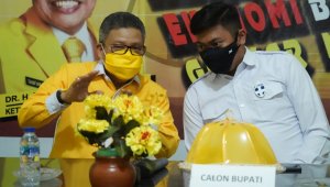 Taufan Pawe berbincang bersama Adnan Purichta IYL saat konsolidasi Partai Golkar Gowa pekan lalu. (Ist)
