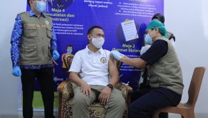 Bupati Takalar Syamsari Kitta saat menjalani vaksin untuk kedua kalinya, Rabu 17 Februari 2021. (Ist)