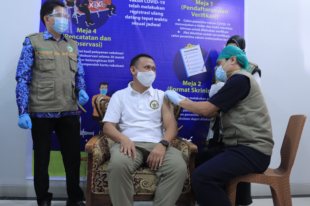 Bupati Takalar Syamsari Kitta saat menjalani vaksin untuk kedua kalinya, Rabu 17 Februari 2021. (Ist) Bupati Takalar Syamsari Kitta saat menjalani vaksin untuk kedua kalinya, Rabu 17 Februari 2021. (Ist)