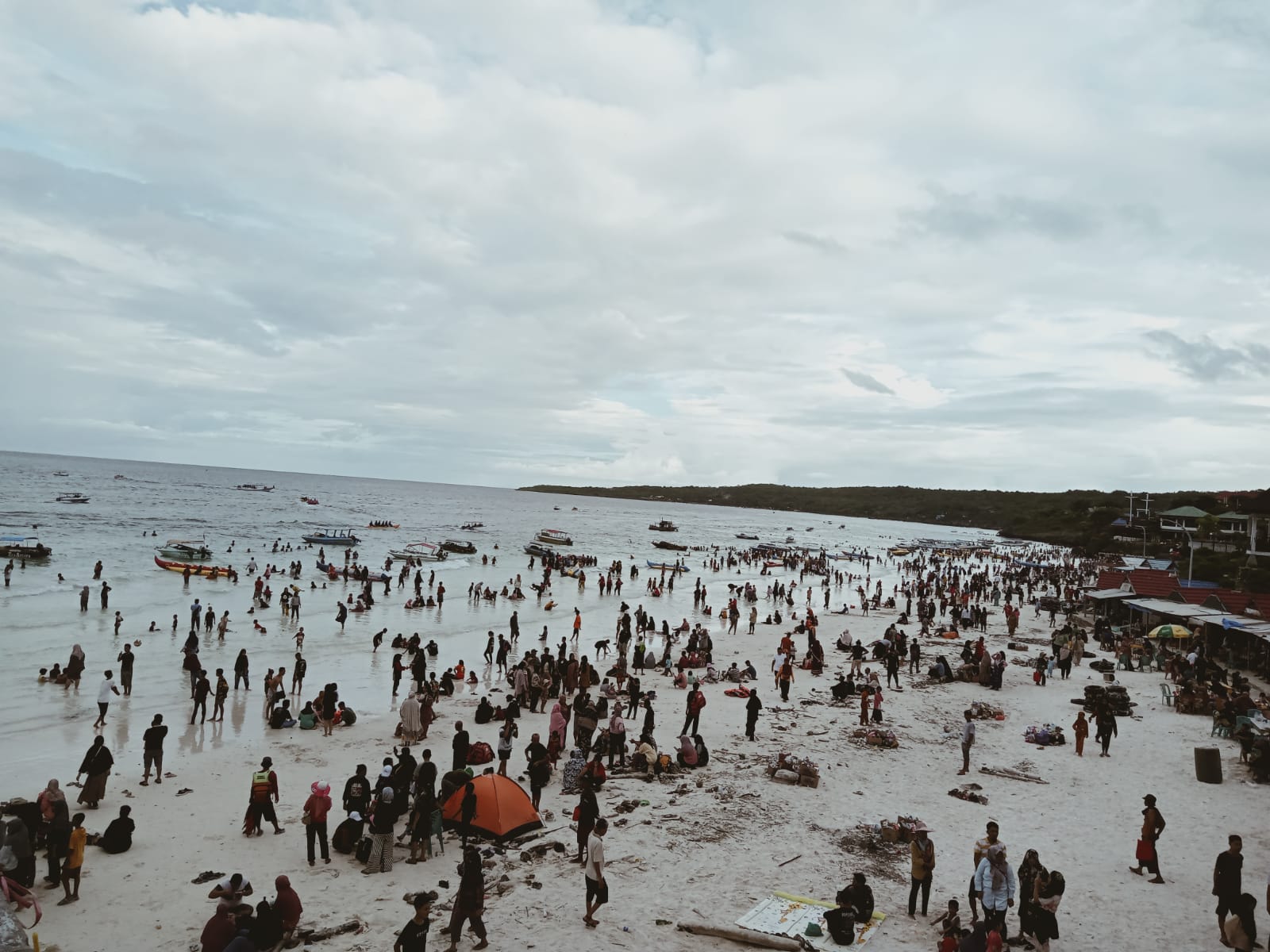 Pengunjung Pantai Bira, Rabu 4 Mei 2022. (Manifesto)