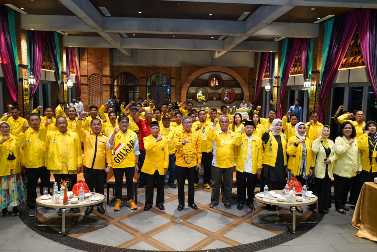 Ketua DPD I Partai Golkar Sulsel Taufan Pawe didampingi Ketua AMPG Sulsel Rahman Pina, Ketua KPPG dr Salwa Mochtar saat pembukaan Dikpol Media Penggalangan Opini Golkar Sulsel di Hotel Novotel, Senin 12 Desember 2022. (Ist)