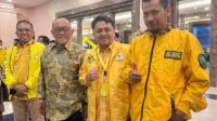Abdul Kadir Jaelani (AKJ) berfoto di samping mantan Ketua Umum DPP Partai Golkar Aburizal Bakrie. (Ist)