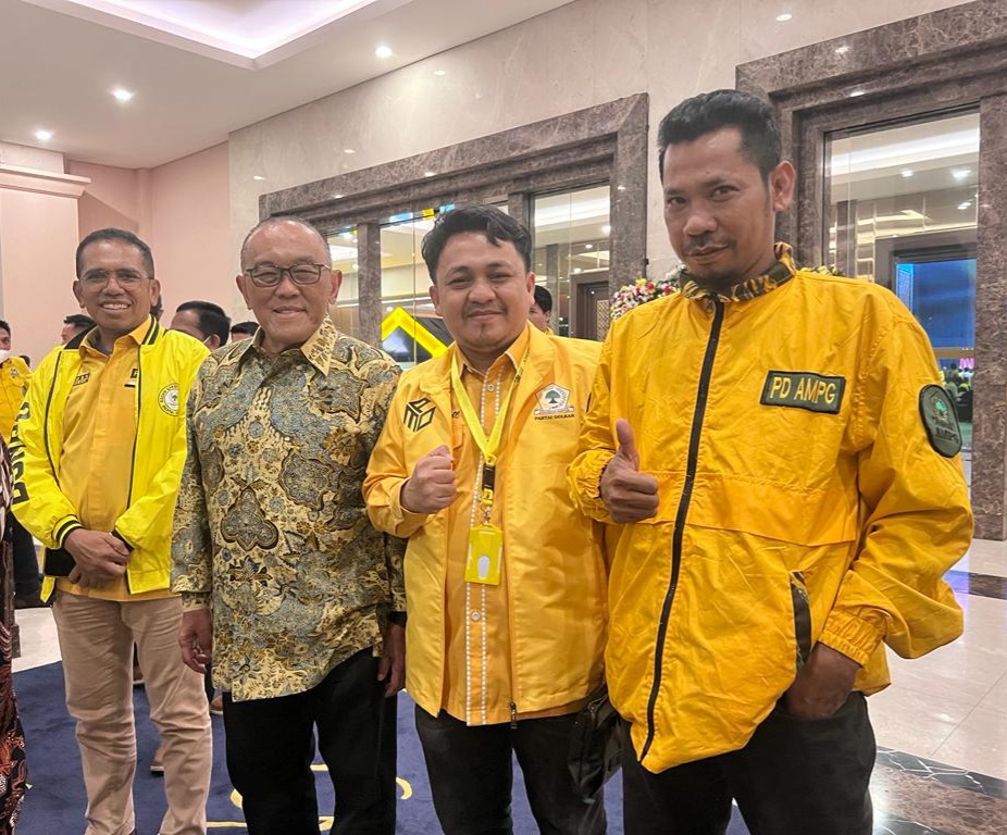 Abdul Kadir Jaelani (AKJ) berfoto di samping mantan Ketua Umum DPP Partai Golkar Aburizal Bakrie. (Ist)
