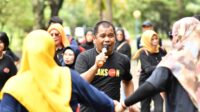 Ketua Komisi E DPRD Sulsel saat memandu beragam games saat Family Gathering di Pantai Akkarena, Tanjung Merdeka, Makassar, Minggu 25 Desember 2022. (Ist) Ketua Komisi E DPRD Sulsel saat memandu beragam games saat Family Gathering di Pantai Akkarena, Tanjung Merdeka, Makassar, Minggu 25 Desember 2022. (Ist)