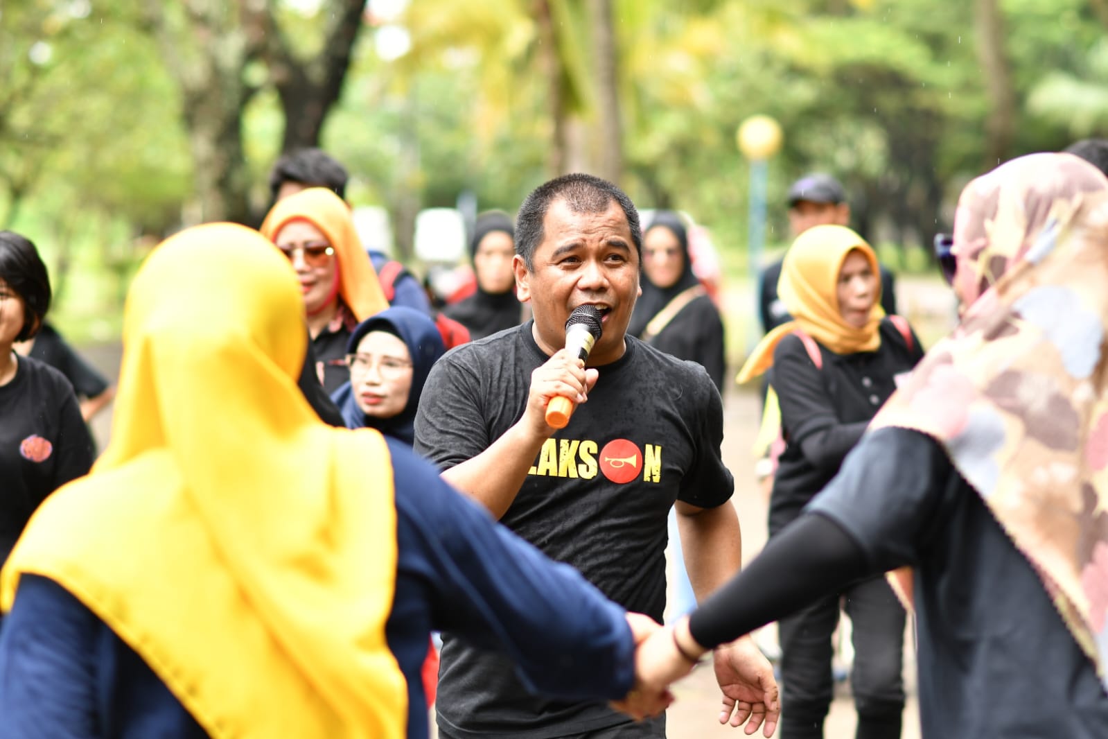 Ketua Komisi E DPRD Sulsel saat memandu beragam games saat Family Gathering di Pantai Akkarena, Tanjung Merdeka, Makassar, Minggu 25 Desember 2022. (Ist)