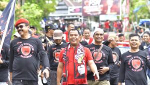 Ketua Komisi E DPRD Sulsel Rahman Pina bersama barisan suporter saat akan menyaksikan PSM di Gelora Bj Habibie, Parepare beberapa waktu lalu. (Ist)