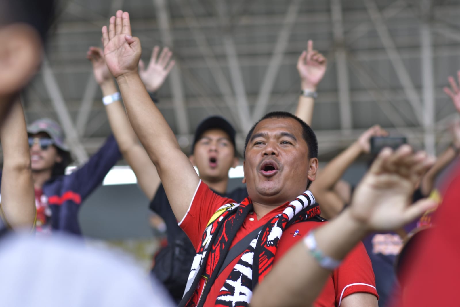 Ketua Komisi E DPRD Sulsel Rahman Pina selalu setia menyaksikan PSM Makassar dan berharap juara musim ini. (Ist)