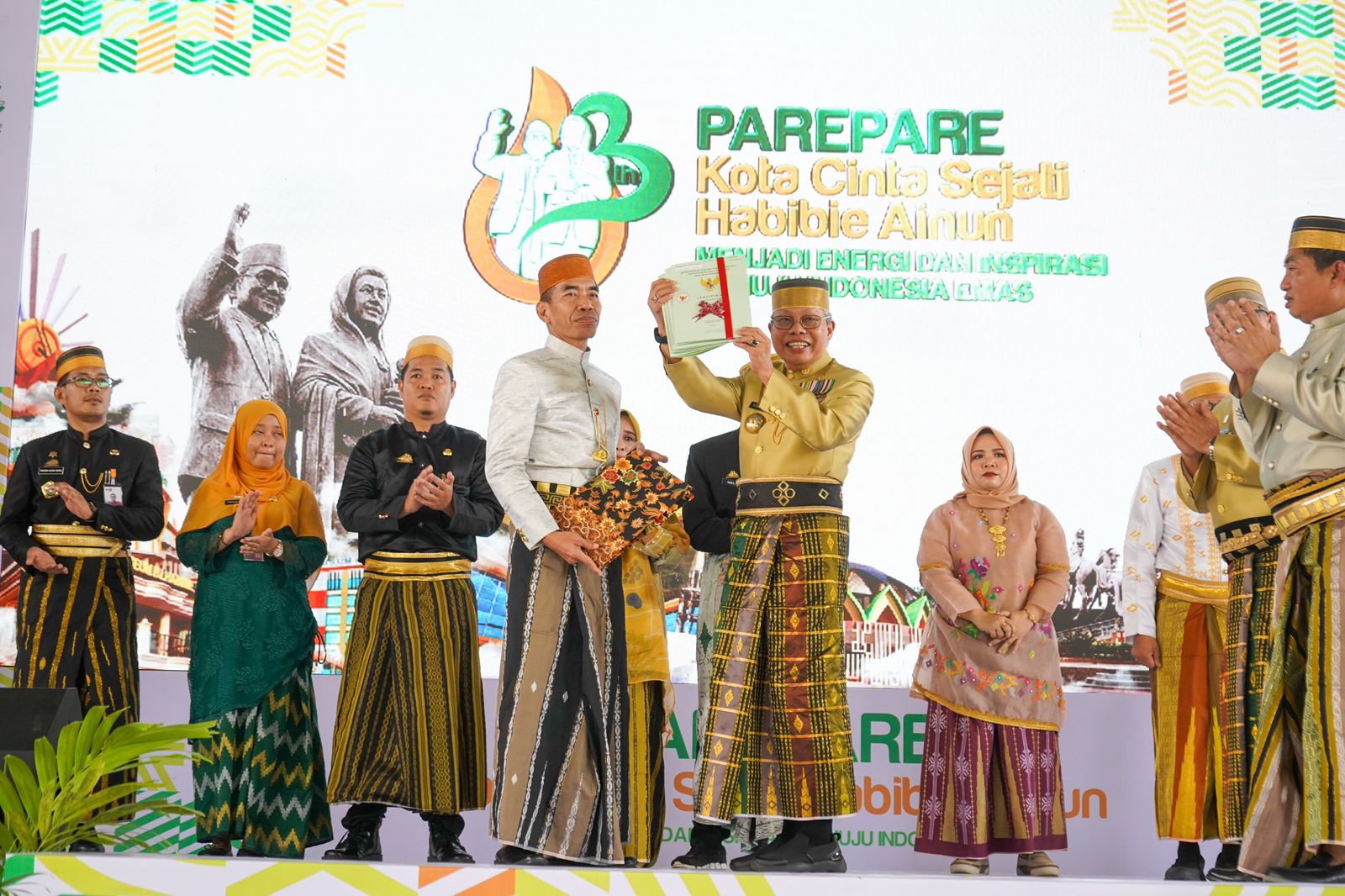 Gubernur Sulsel Andi Sudirman Sulaiman menyerahkan bantuan keuangan senilai Rp10 miliar kepada Walikota Parepare Taufan Pawe di HUT Pemkot Parepare, Senin 20 Maret 2023. (Ist)