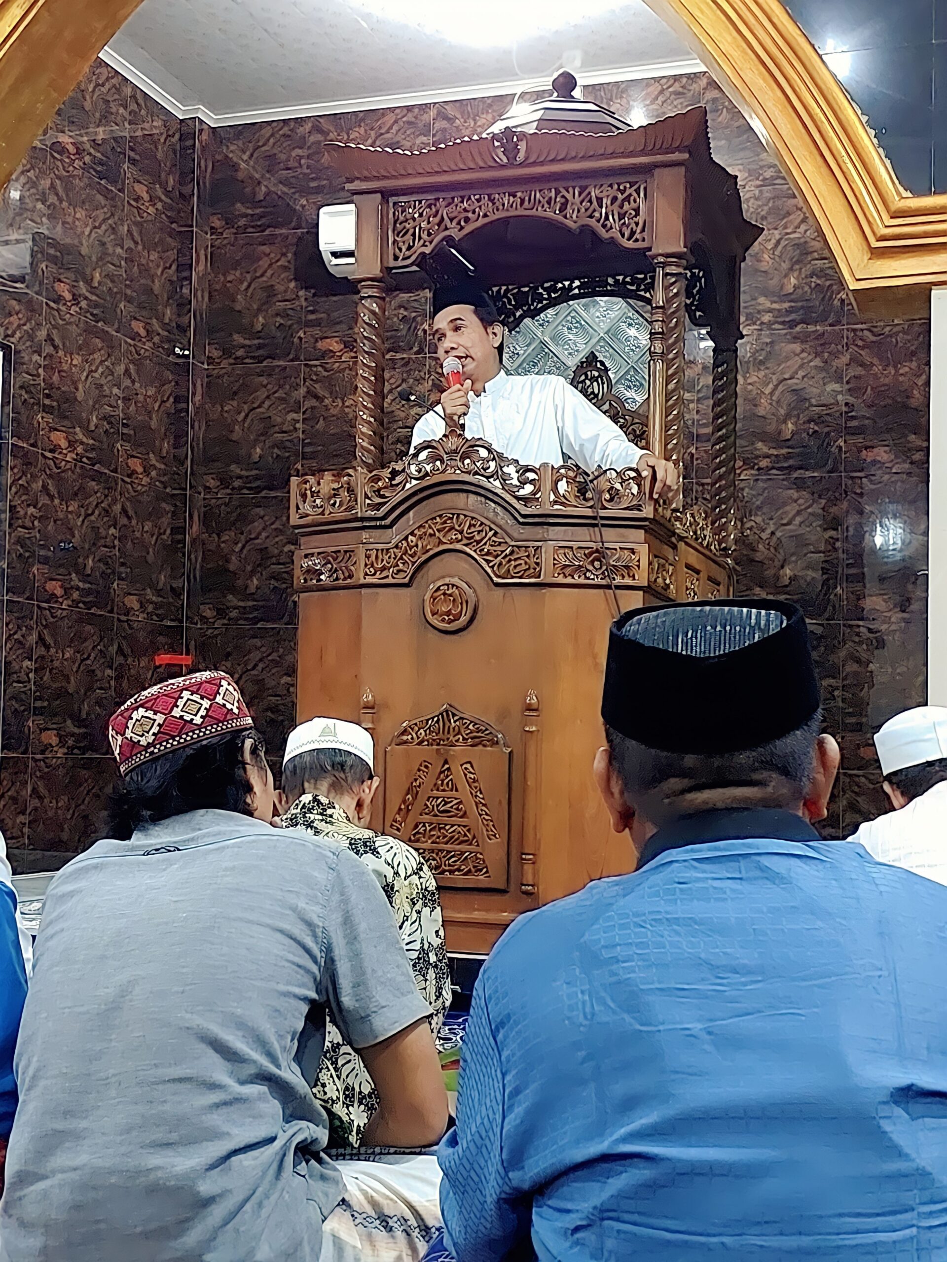 Ketua DPRD Makassar melaksanakan salat tarawih pertama di Lakkang, Rabu 22 Maret 2023 malam. (Ist) Ketua DPRD Makassar melaksanakan salat tarawih pertama di Lakkang, Rabu 22 Maret 2023 malam. (Ist)