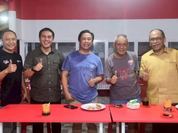 Mantan Walikota Makassar Ilham Arief Sirajuddin saat bersama Rapsel Ali dalam suatu acara, akhir tahun lalu. (Ist) Mantan Walikota Makassar Ilham Arief Sirajuddin saat bersama Rapsel Ali dalam suatu acara, akhir tahun lalu. (Ist)