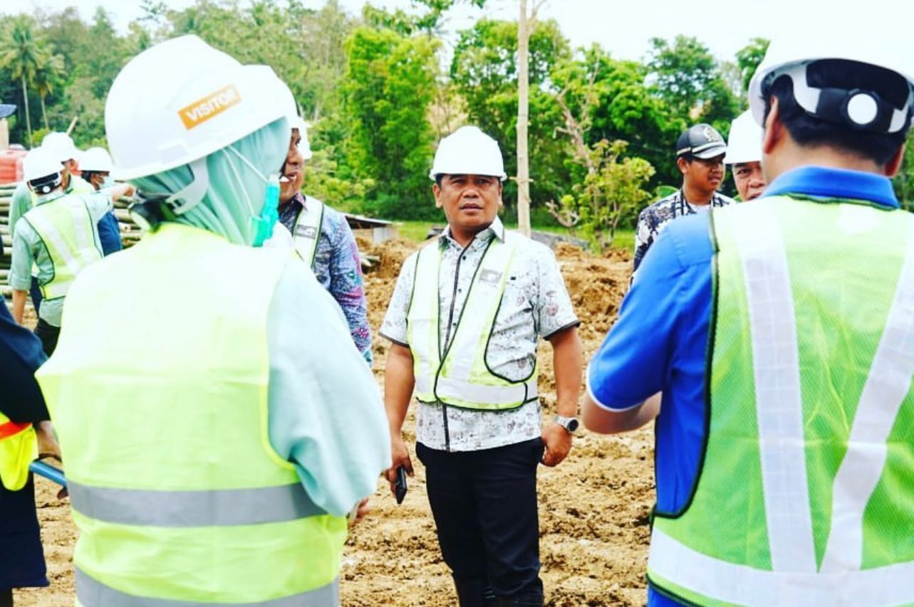 Ketua Komisi E DPRD Sulsel Rahman Pina saat meninjau progred RS Regional Bone beberapa waktu lalu. (Ist)
