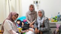 Eshin Usami Nur Rahman (baju putih) saat membesuk warga di salah satu rumah sakit di Makassar..(ist)