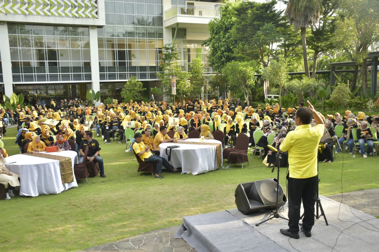 Politisi Partai Golkar Rshman Pina berbicara di depan ribuan tim pemenangan di Max One Hotel, Minggu 21 Mei 2023. (Ist) Politisi Partai Golkar Rshman Pina berbicara di depan ribuan tim pemenangan di Max One Hotel, Minggu 21 Mei 2023. (Ist)