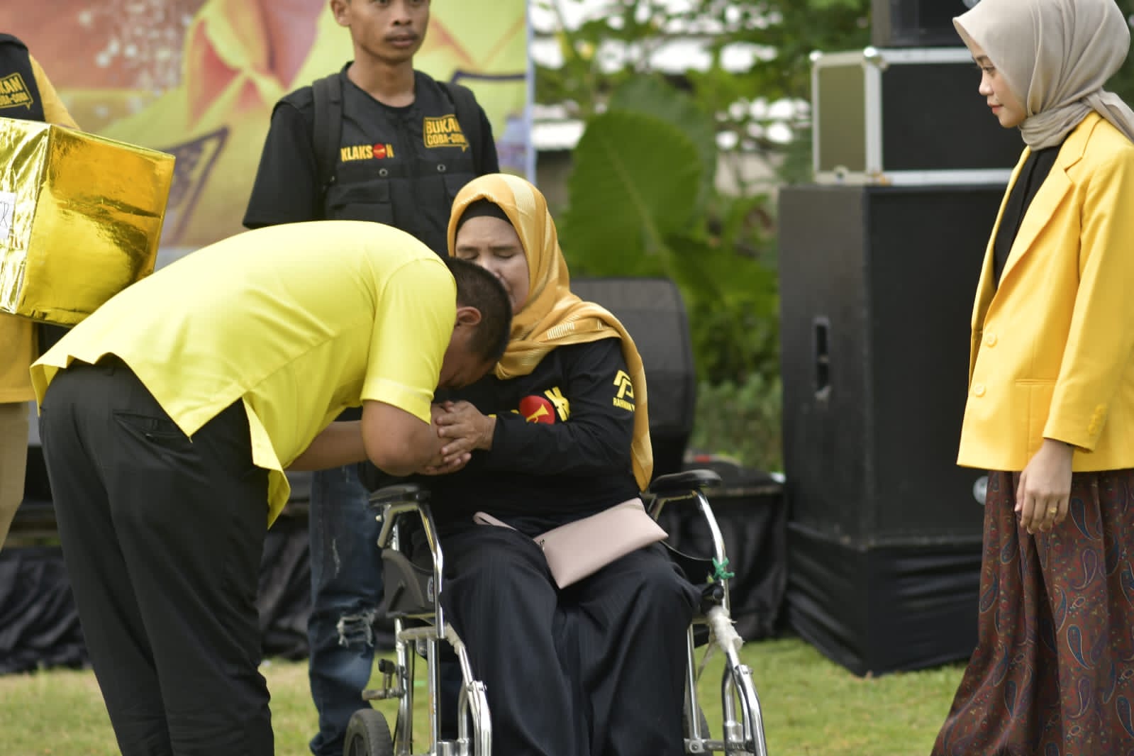 Politisi Partai Golkar Rahman Pina mencium tangan salah satu tim pemenangannya yang datang menghadiri konsolidasi di Max One Hotel meski menggunakan kursi roda. (Ist)