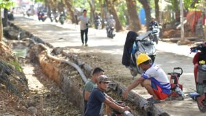 Jalan dan drainase jalan Antang Raya saat ini sedang dalam pengerjaan. (Ist)