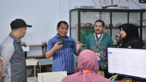 Ketua Komisi E DPRD Sulsel Rahman Pina saat berbicara dengan guru dan pengelola PPDB di SMA 17 Makassar, Sabtu 24 Juni 2023. (Ist,l