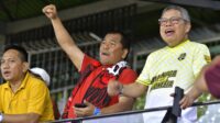 Ketua Fraksi Golkar Sulsel Rahman Pina (tengah) bersama Ketua DPD I Golkar Sulsel Taufan Pawe saat menonton laga PSM Makassar di Stadion GBH beberapa waktu lalu. (Ist,)