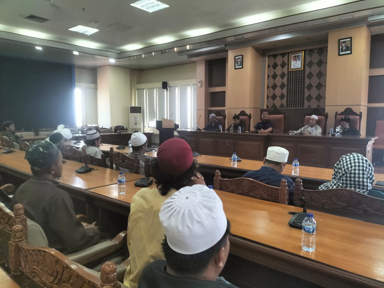 Ketua Komisi E DPRD Sulsel Rahman Pina menerima puluhan warga terkait larangan iktikaf di Masjid 99 Kubah, Selasa 12 September 2023. (Ist,)