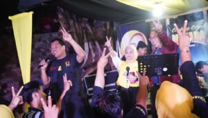 Rahman Pina bersama Eshin Usami Nur Rahman saat berbicara di depan ribuan peserta camping ceria di Bili- bili, Sabtu 7 Oktober 2023 malam. (Ist)