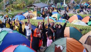 Rahman Pina bersama peserta camping ceria. (Ist,)