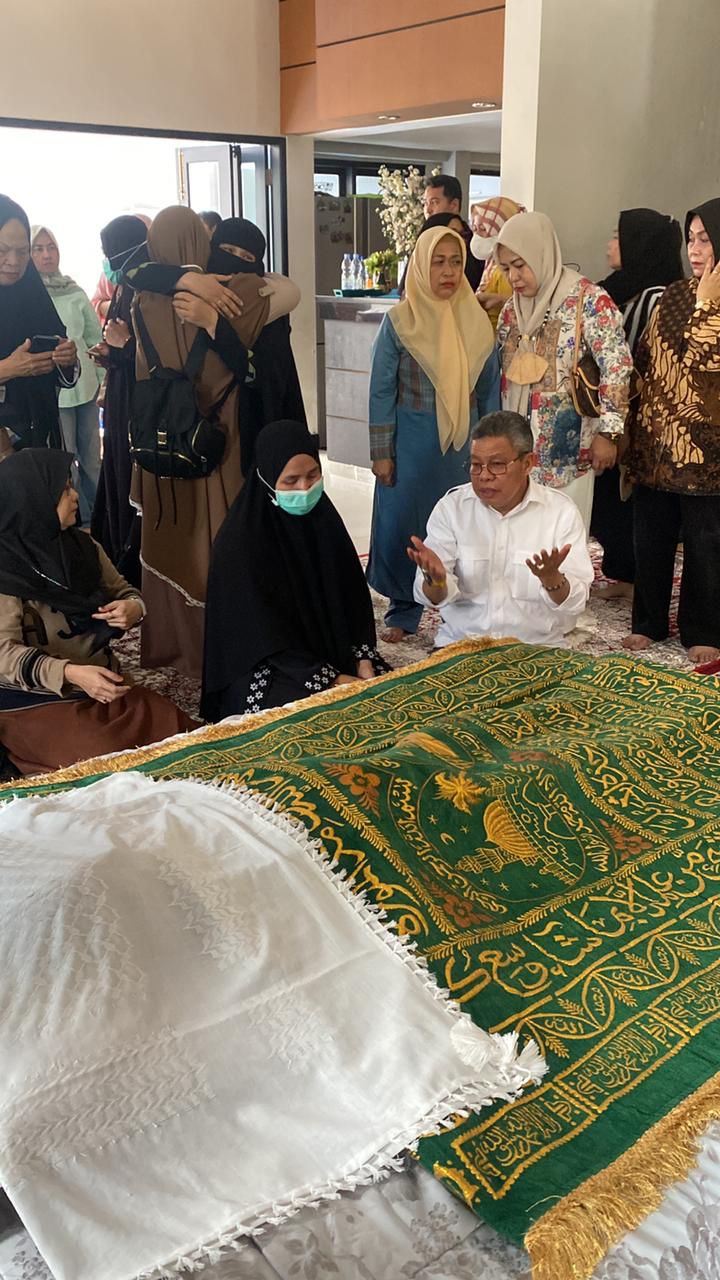 Taufan Pawe di rumah duka Herman Heizer. (Ist)