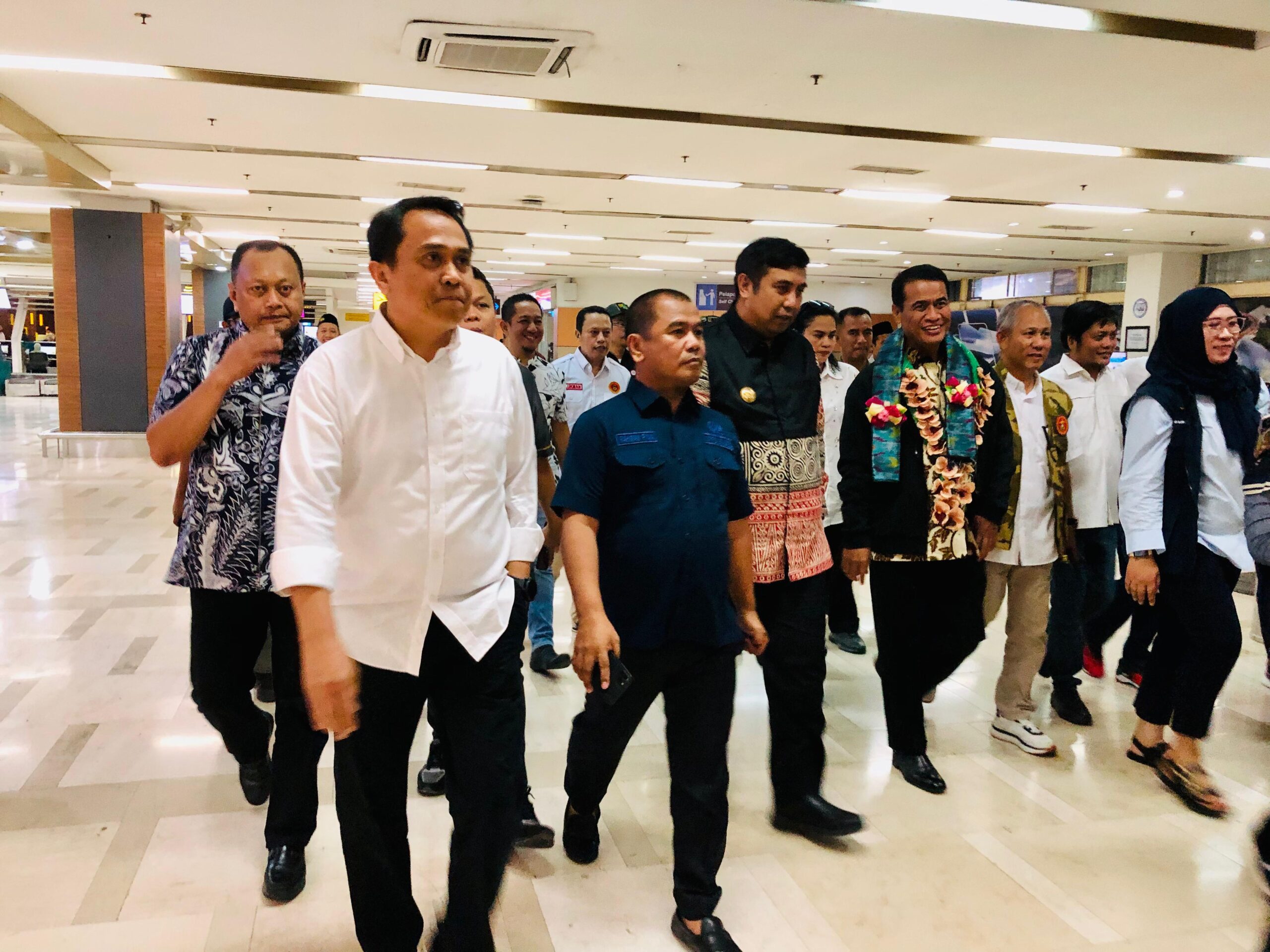 Menteri Pertanian Andi Amran Sulaiman disambut bak pahlawan saat tiba di Bandara Sultan Hasanuddin, Jumat 27 Oktober 2023. (Ist)