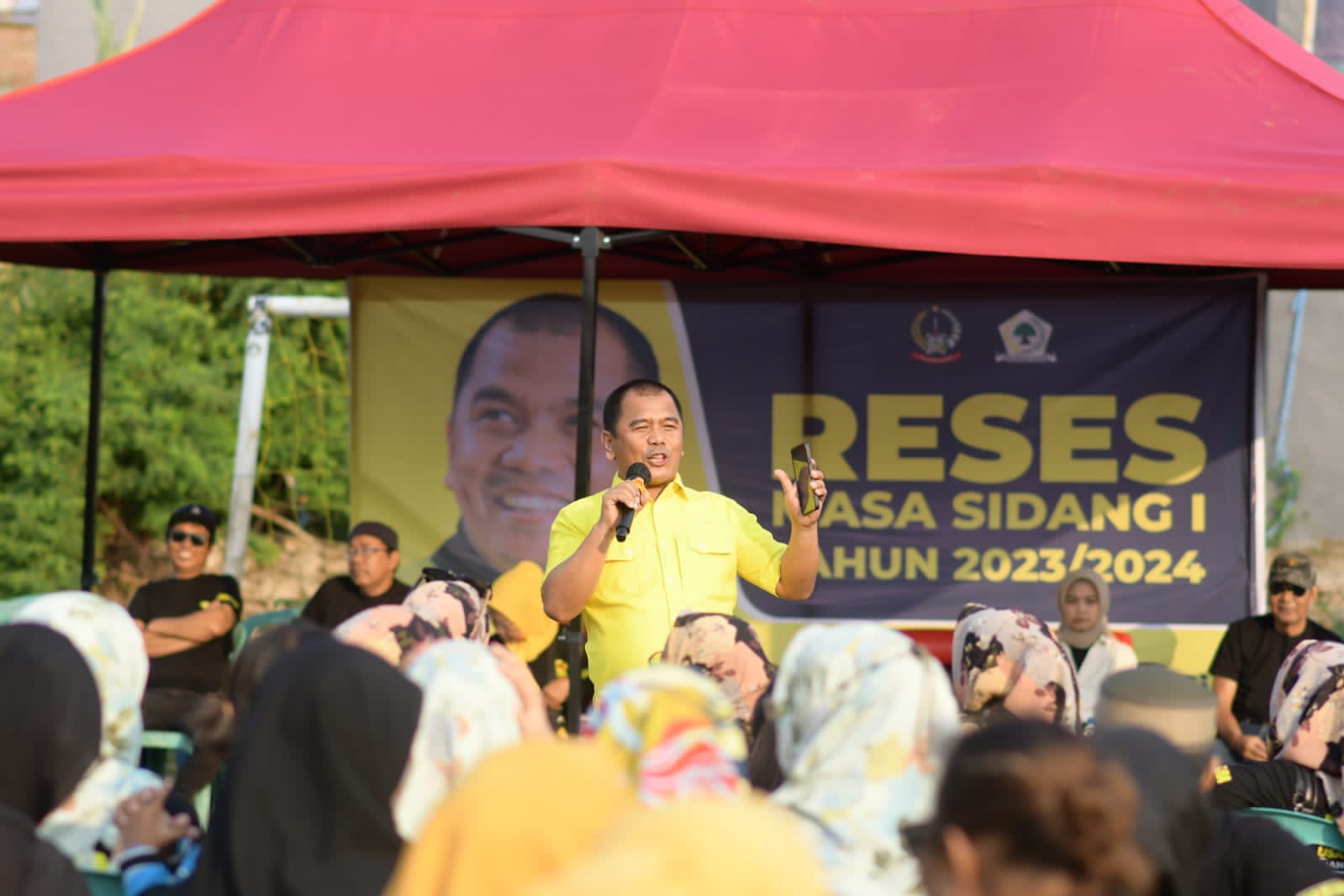 Ketua Komisi E Rahman Pina saat reses di Batua Raya, Panakukang, pekan lalu. (Ist)