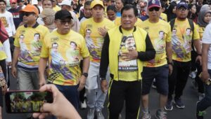 Ilham Arief Sirajuddin (topi hitam) di acara jalan santai UNM, Minggu 19 November 2023. (Ist)