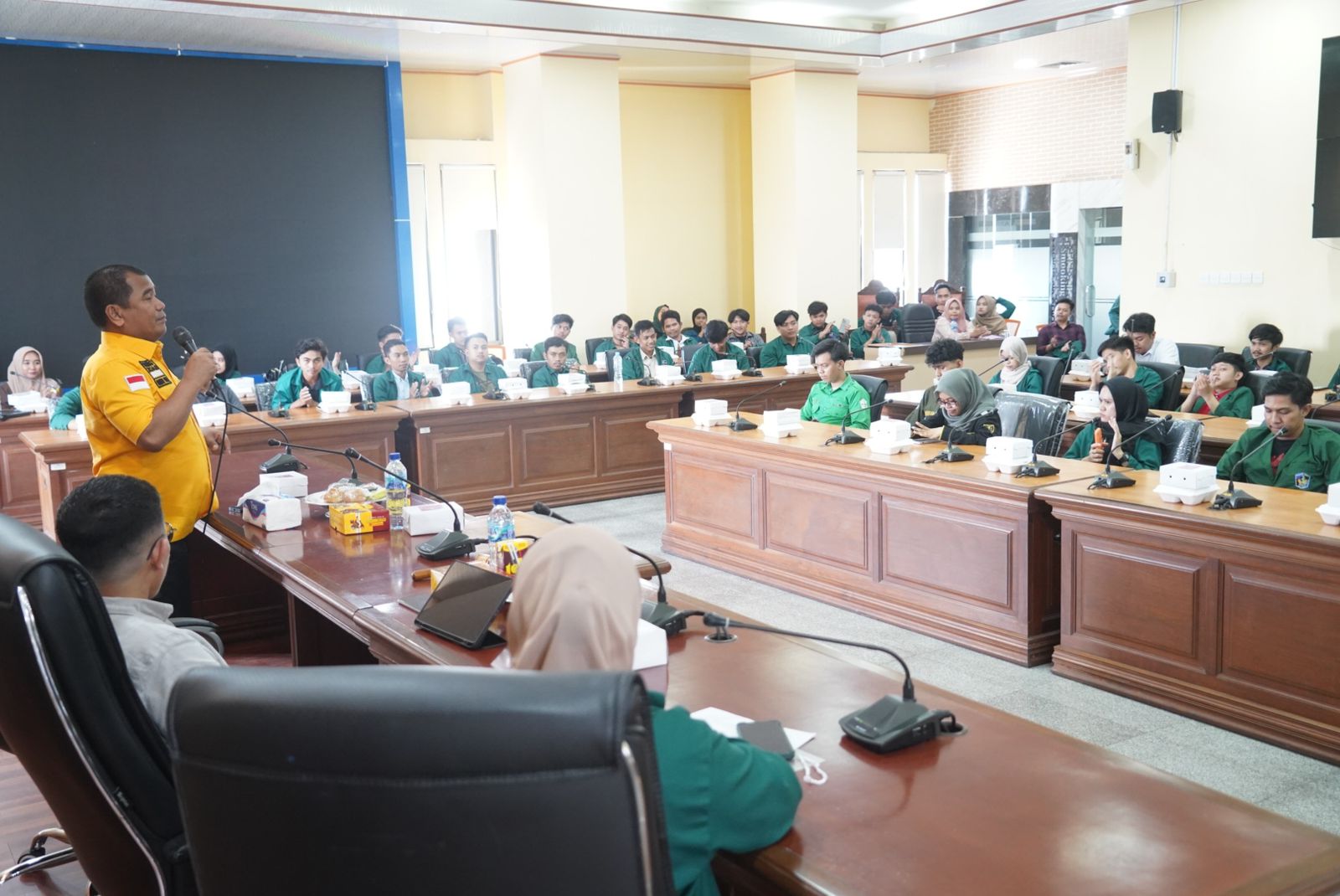 Ketua Komisi E DPRD Sulsel Rahman Pina saat berbicara di depan puluhan mahasiswa FH UMI di Tower DPRD Sulsel, Rabu 22 November 2023. (Ist)