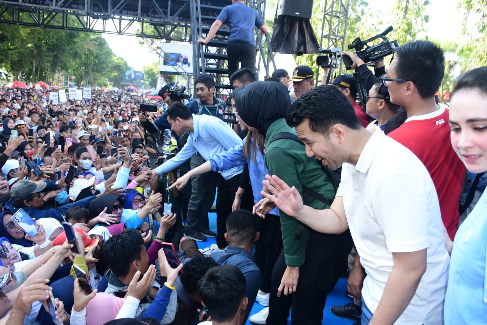 Gibran menyapa peserta jalan sehat di Makassar Sabtu 25 November 2023. (Ist)