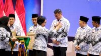 Bupati Gowa Adnan Purichta Ichsan saat menerima penghargaan Anugerah Dwija Praja Nugraha dari Pengurus Besar (PB) Persatuan Guru Republik Indonesia (PGRI), di Jakarta, kemarin. (Dok. Humas Gowa)