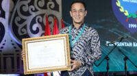 Kepala Badan Kepegawaian dan Pengembangan Sumber Daya Manusia (BKPSDM) Kabupaten Gowa Zubair Usman menerima penghargaan Anugerah Meritokrasi Komisi ASN 2023 di Yogyakarta. (Ist)