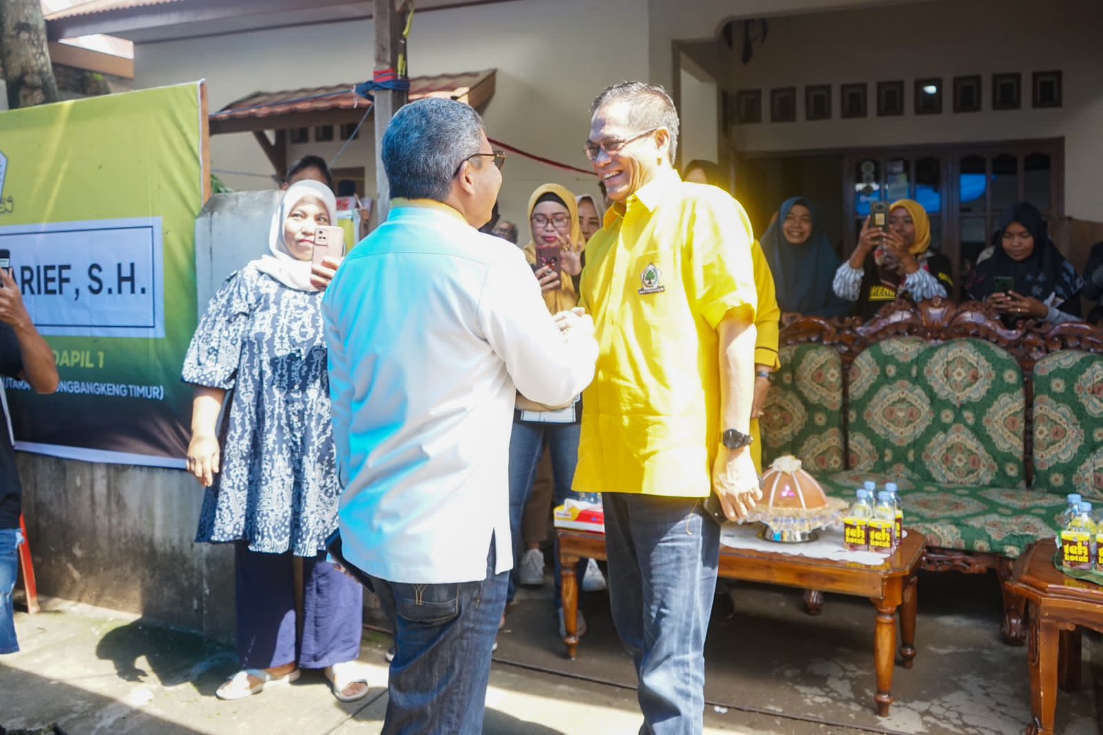 Ketua Golkar Takalar Zulkarnain Arief menyambut Ketua DPD I Golkar Sulsel saat hadir di kampanye Zulham.Arief di Takalar, Sabtu 16 Desember 2023. (Ist,)