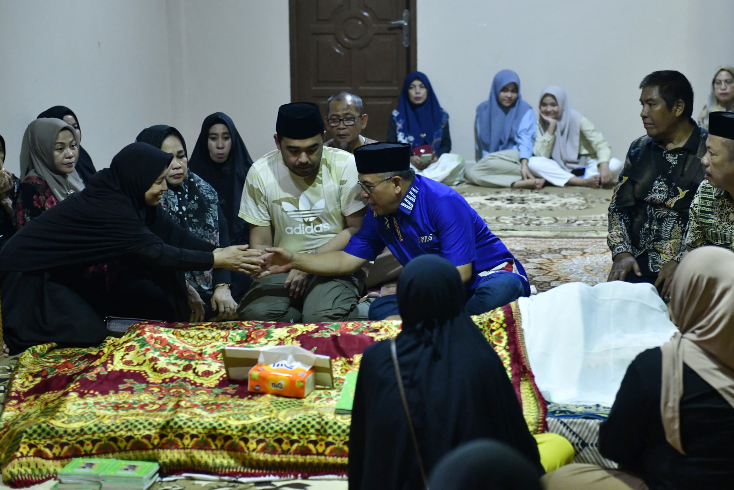 Mantan Walikota Makassar Ilham Arief Sirajuddin melayat di kediaman politisi senior Golkar Andi Hasir yang meninggal dunia, Minggu 28 Januari 2024. (Ist)