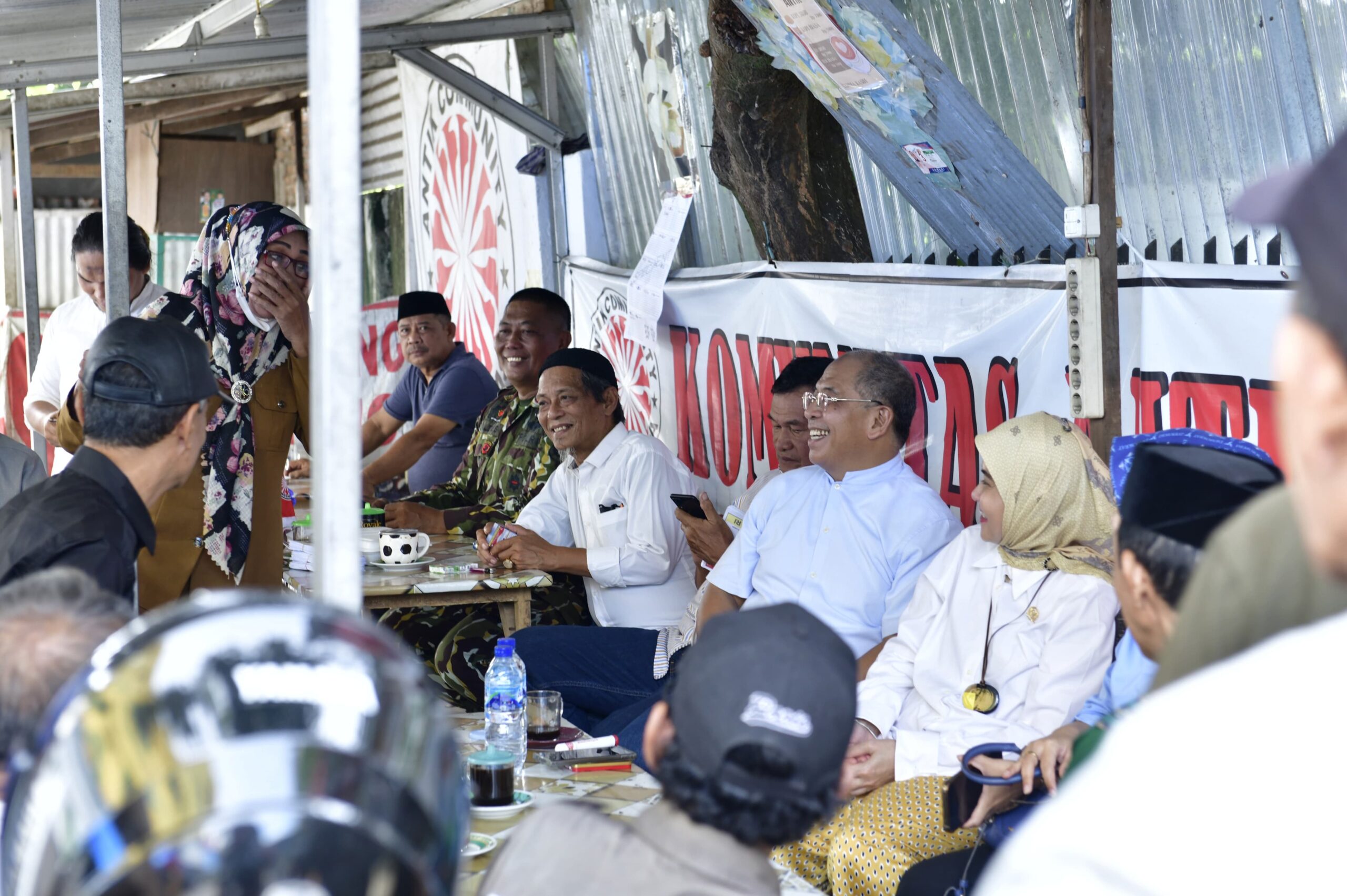 Ilham Arief Sirajuddin bersama sejumlah sahabat kecil di Sungguminasa. IAS sejak remaja dikenal peduli dan suka traktir teman. (Ist,)