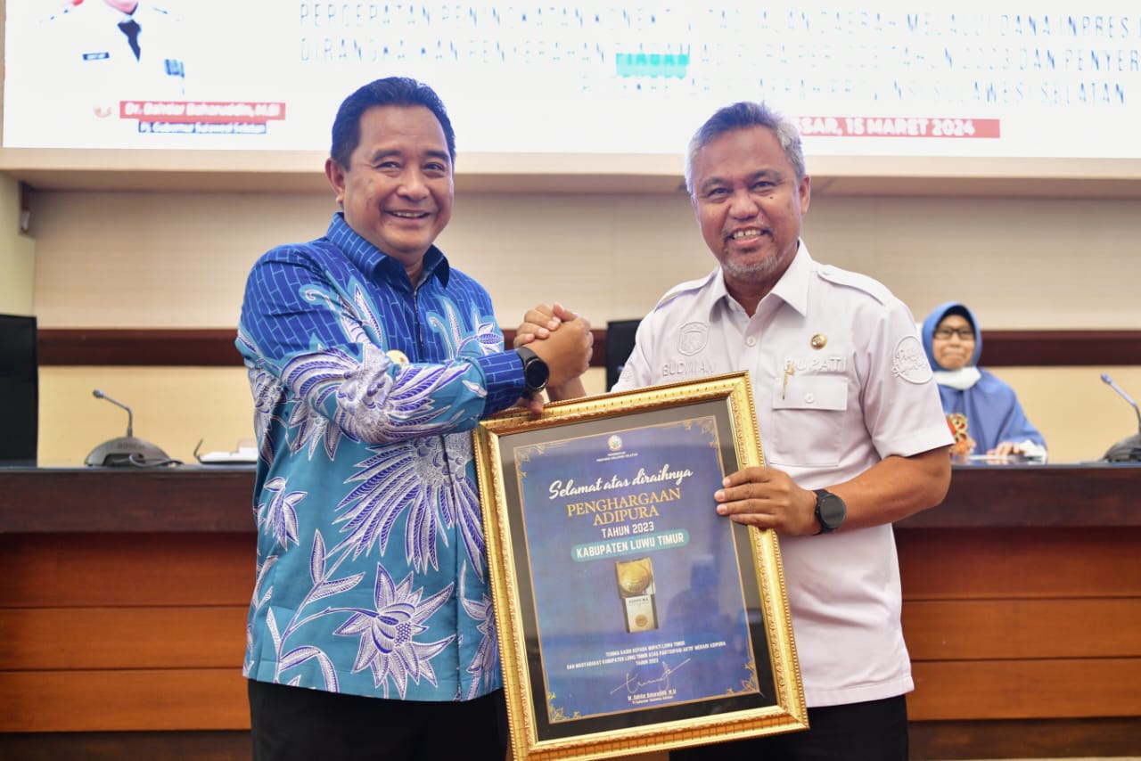 Pj Gubernur Sulsel Bachtiar Baharuddin menyerahkan piagam adipura kepada Bupati Bulukumba Andi Muchtar Ali Yusuf di Malassar, Jumat 15 Maret 2024. (Ist)