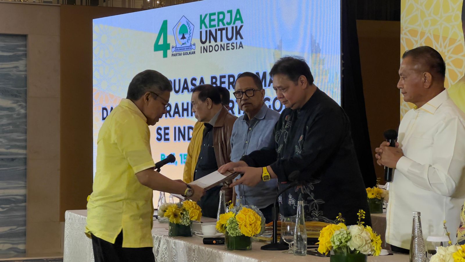 Ketua DPD I Golkar Sulsel menyerahkan dukungan kepada Airlangga Hartarto untuk kembali maju sebagai ketua umum DPP Golkar di Nusa Dua, Bali, Sabtu 16 Maret 2024. (Ist)