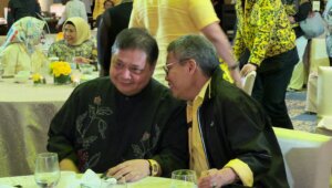 Airlangga Hartarto berbincang bersama Ketua DPD I Golkar Sulsel Taufan Pawe di sela acara silaturahmi pengurus Golkar di Nusa Dua Bali, Jumat 15 Maret 2024. (Ist