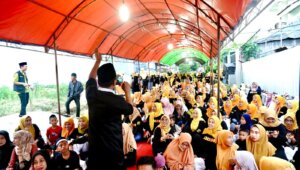 Ketua Fraksi Golkar Sulsel Rahman Pina menggelar buka puasa bersama ribuan relawannya di Kompleks Unhas Antang, Kamis 4 April 2024. (Ist)