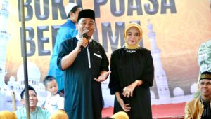 Ketua Fraksi Golkar Sulsel Rahman Pina bersama putrinya Eshin Usami Nur Rahman menggelar buka puasa bersama ribuan relawannya di Kompleks Unhas Antang, Kamis 4 April 2024. (Ist)