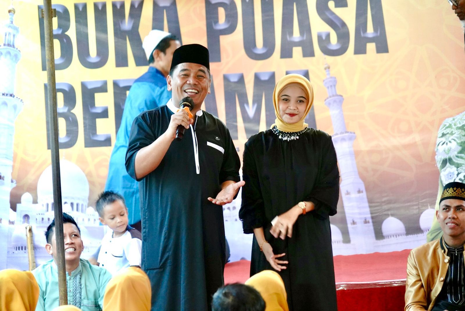 Ketua Fraksi Golkar Sulsel Rahman Pina bersama putrinya Eshin Usami Nur Rahman menggelar buka puasa bersama ribuan relawannya di Kompleks Unhas Antang, Kamis 4 April 2024. (Ist)