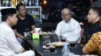 Ilham Arief Sirajuddin (IAS) ngopi bareng sejumlah tokoh di Angeraja, Enrekang, Jumat 12 April 2024. (Ist)