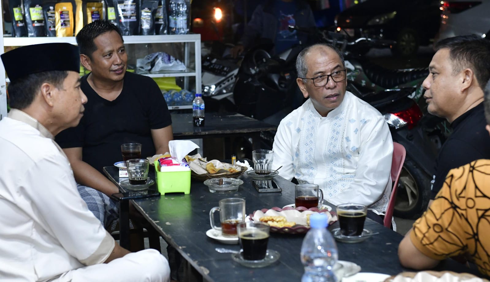 Ilham Arief Sirajuddin (IAS) ngopi bareng sejumlah tokoh di Angeraja, Enrekang, Jumat 12 April 2024. (Ist)